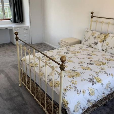 5 Bedroom House With Outdoor Space Ъпминстер Екстериор снимка